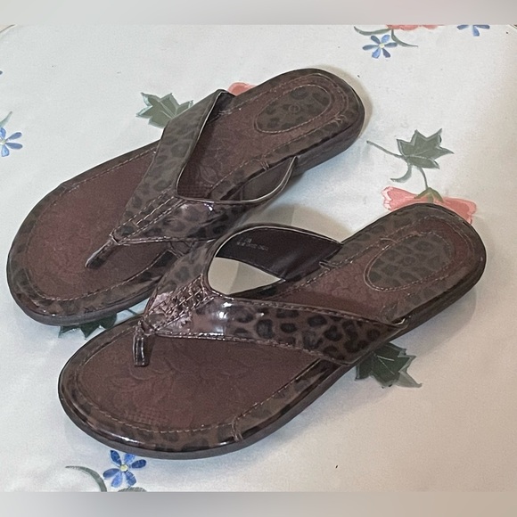 boc Brown Patent Leopard Print Thong Sandals - Picture 8 of 8